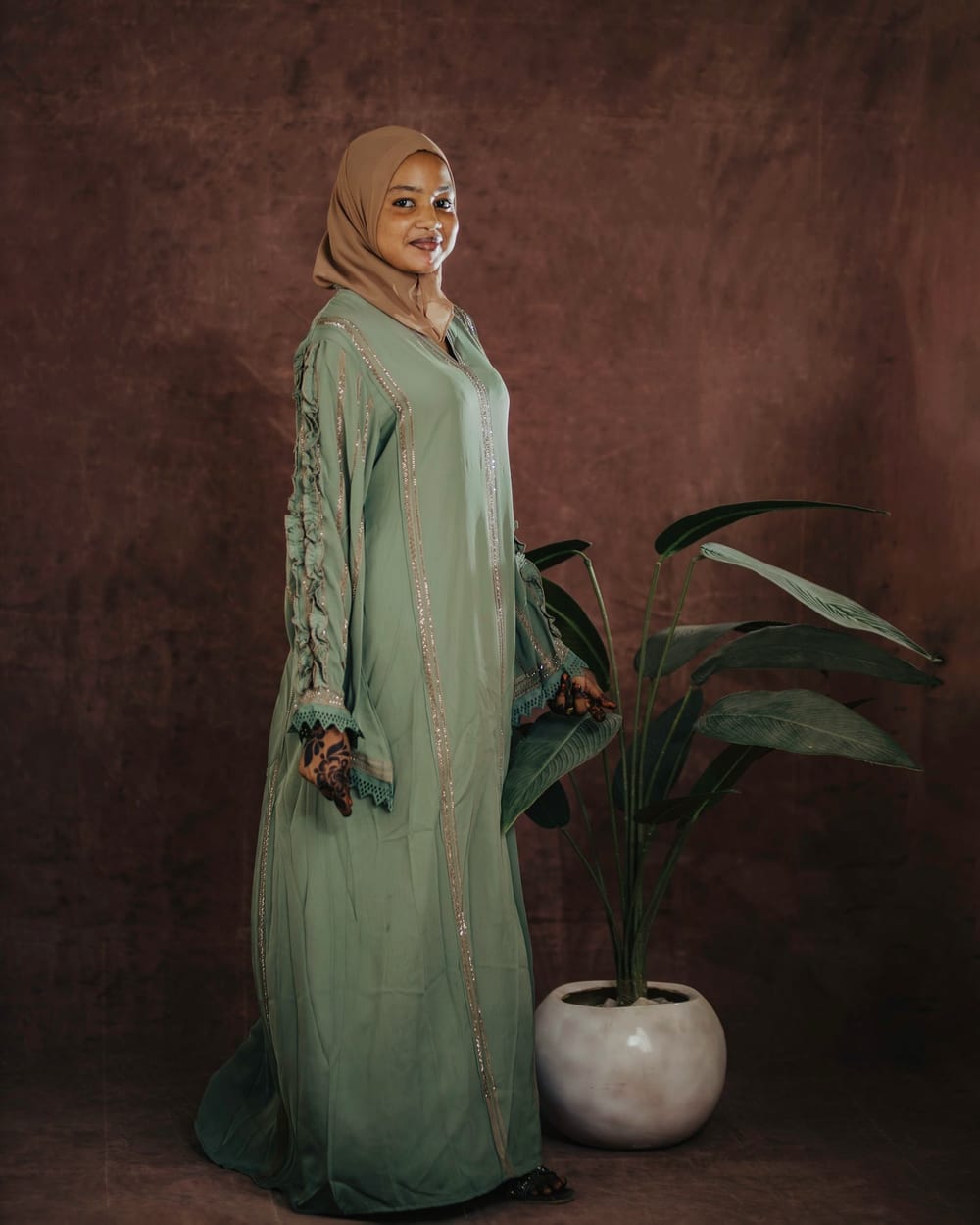 Crepe Abaya With black pins from side
